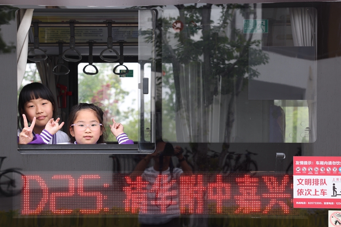 【外媒】市本級(jí)打造首條小學(xué)生定制公交錄用4月17日嘉興日報(bào)第1版趙穎碩攝 (1)_副本.jpg 【外媒】市本級(jí)打造首條小學(xué)生定制公交錄用4月17日嘉興日報(bào)第1版趙穎碩攝 (1)_副本.jpg